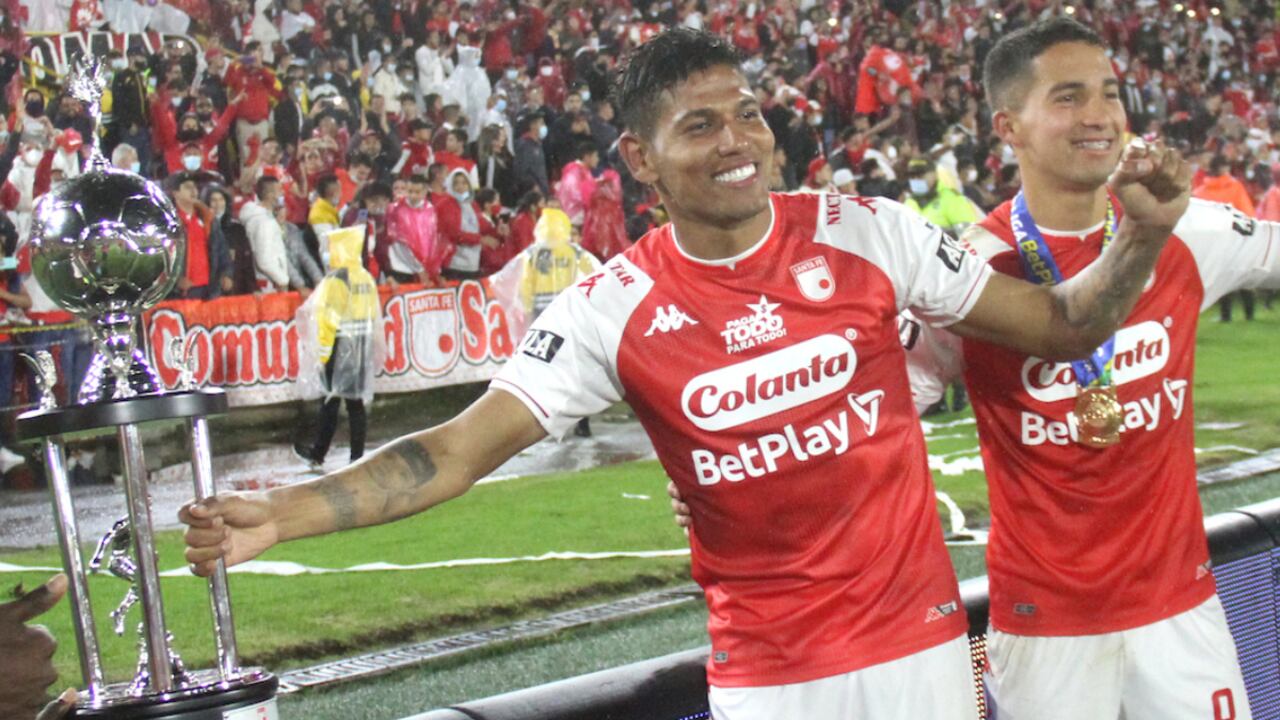 Alex Mejía celebra el título de la Superliga conseguido con Santa Fe frente a América en El Campín
