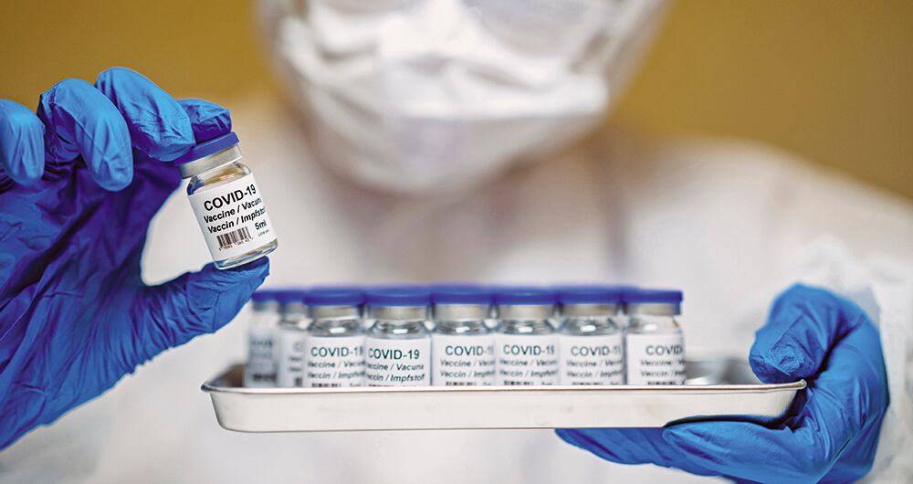 Si la persona se vacunó en 2021 y no lo hizo más, esa vacuna lo protegía bien contra el virus que circulaba en ese momento, pero el que está circulando ahora es una subvariante de ómicron y está enfermando a las personas que no se han puesto su dosis de refuerzo, que no han actualizado su respuesta inmune, asegura Pajón.