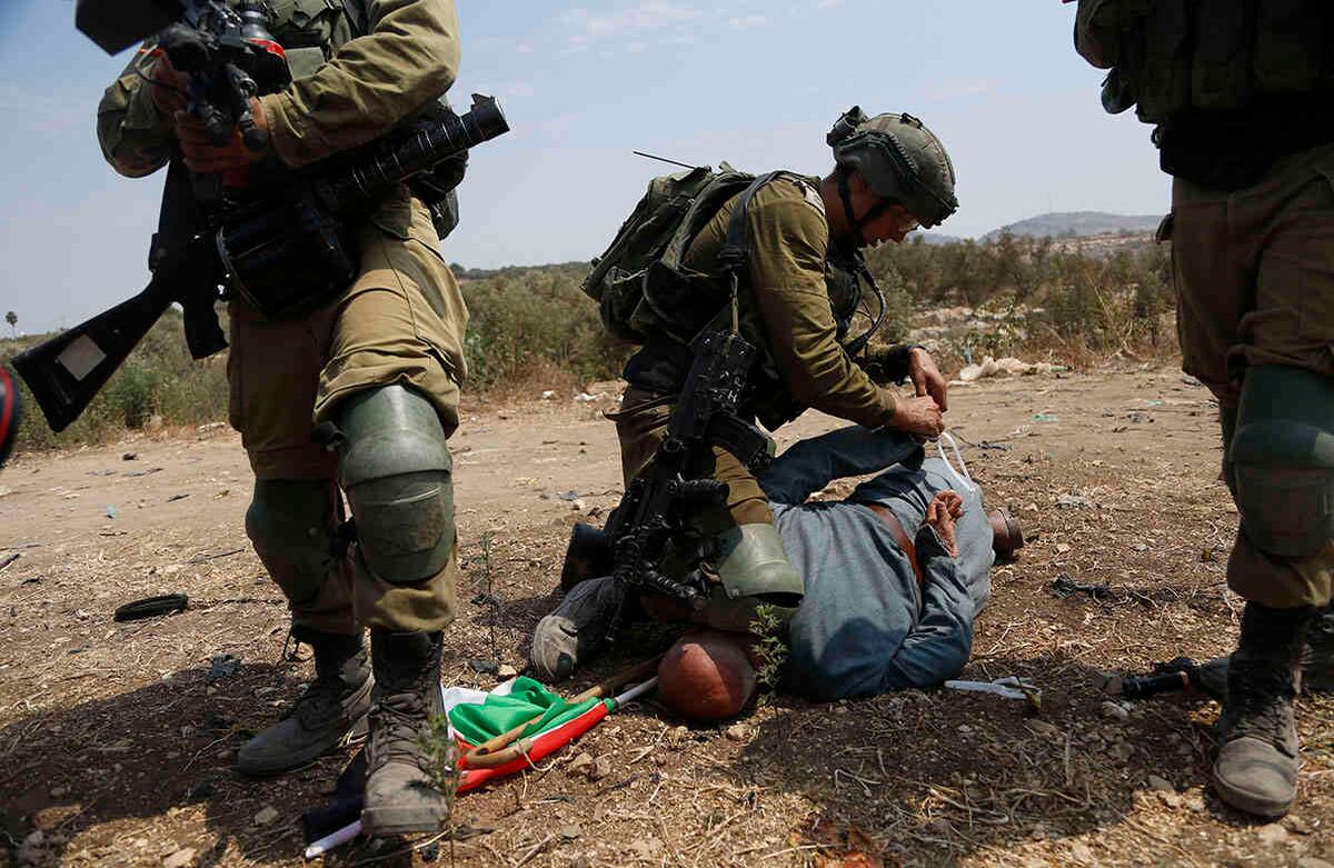 Soldados israelíes detienen a un palestino durante una protesta contra la expansión de los asentamientos israelíes en la aldea de Shufa en Cisjordania, el martes 1 de septiembre de 2020. Foto: Majdi Mohammed / AP