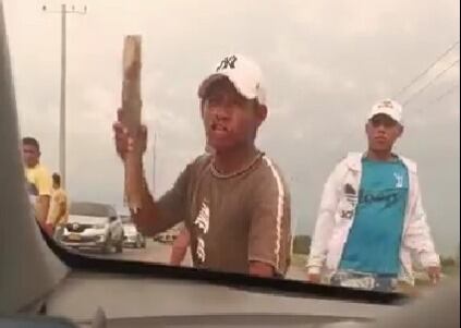 Con palos amenazaban a los conductores para que pagaran tarifas de $5.000