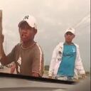 Con palos amenazaban a los conductores para que pagaran tarifas de $5.000
