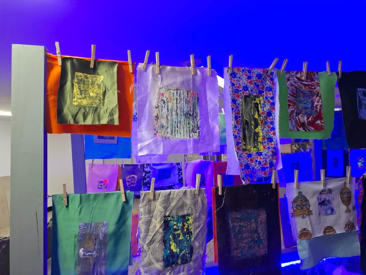 La exposición reúne diferentes obras y materiales que abordan las realidades y problemáticas de América Latina.