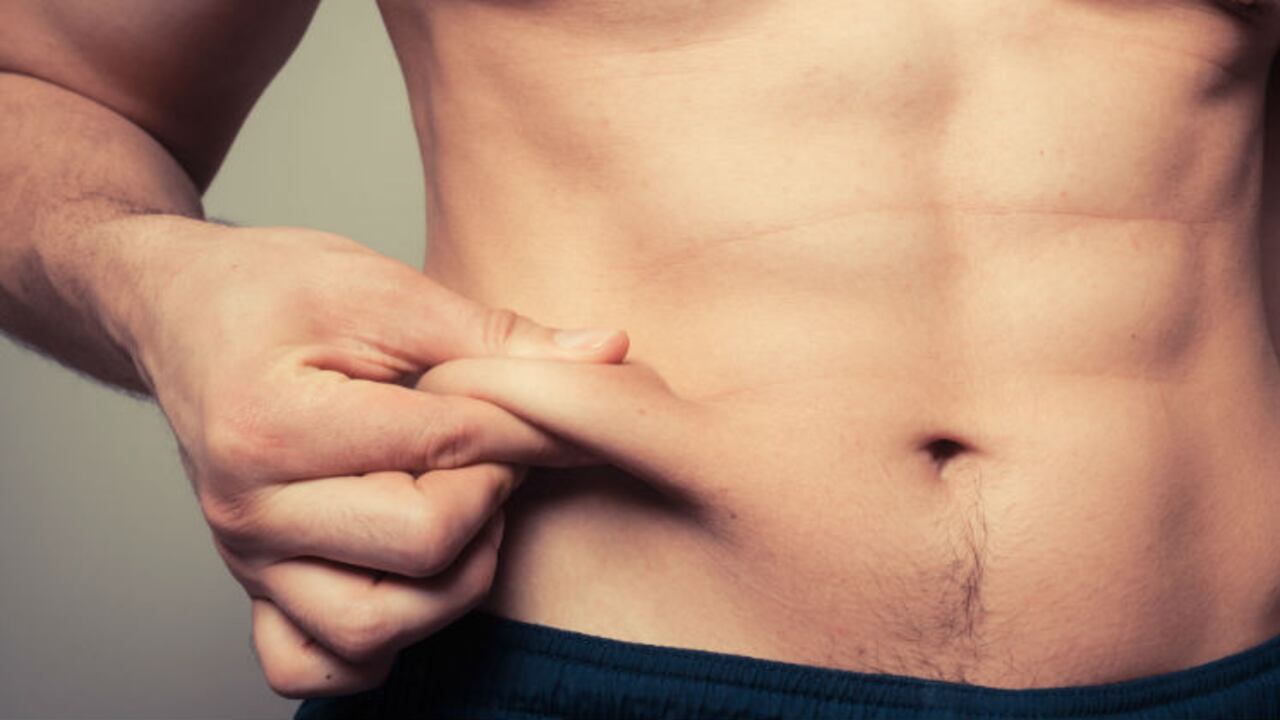 Una dieta saludable e incorporar la actividad física a la rutina diaria pueden ayudar a reducir este tipo de grasa.