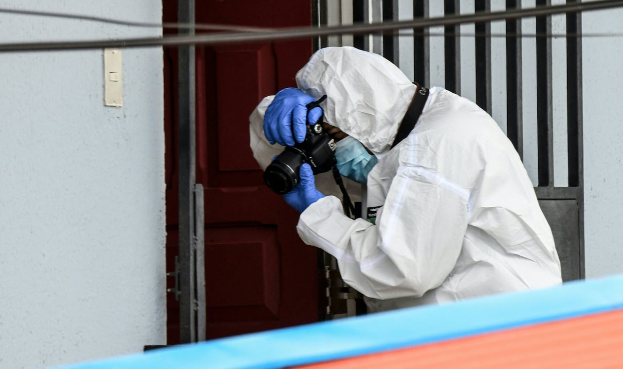 Un agente del Organismo de Investigación Judicial (OIJ) de Costa Rica toma fotos del lugar donde fue asesinado el oficial retirado del Ejército nicaragüense Roberto Samcam, en el condominio Naples de San José, el 19 de junio de 2025.