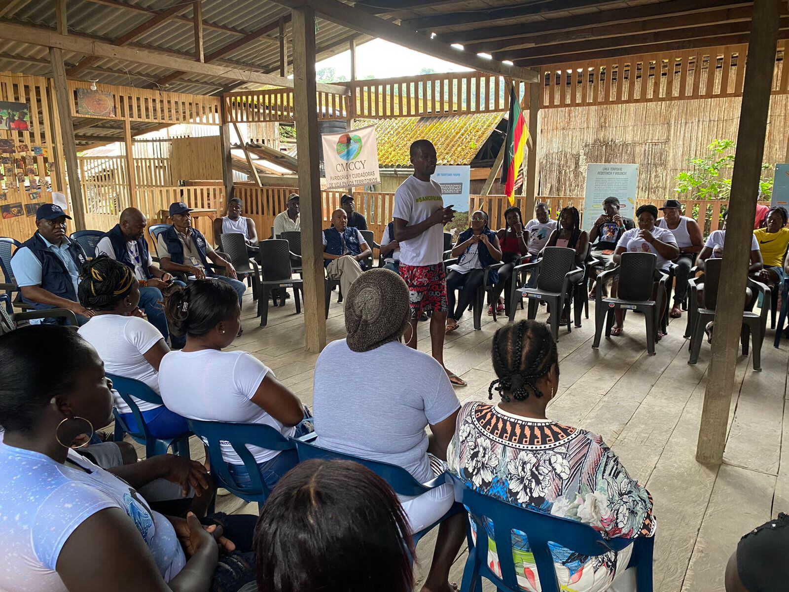 Debido a enfrentamientos de grupos armados ilegales, muchas familias “se vieron obligadas a desplazarse después de los enfrentamientos armados que tuvieron lugar en esa zona rural del puerto de Buenaventura”