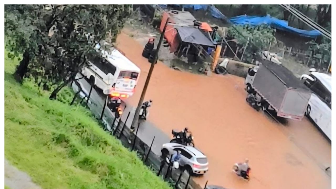 Inundaciones por lluvias en La Gabriela, en Bello.