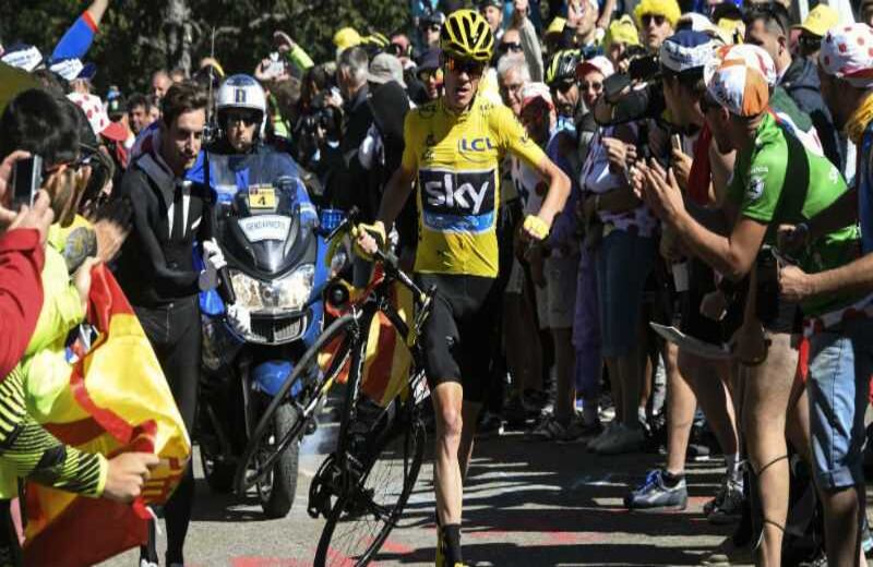 A pocos metros de la meta, Froome retoma la etapa en su bicicleta. Foto: AFP