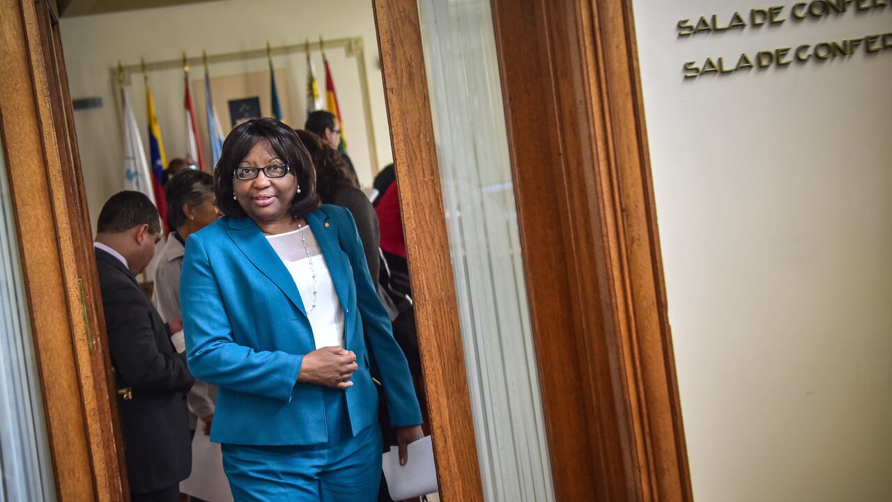 Directora de la OPS pide terminar “ataques contra trabajadores de la salud” en Colombia