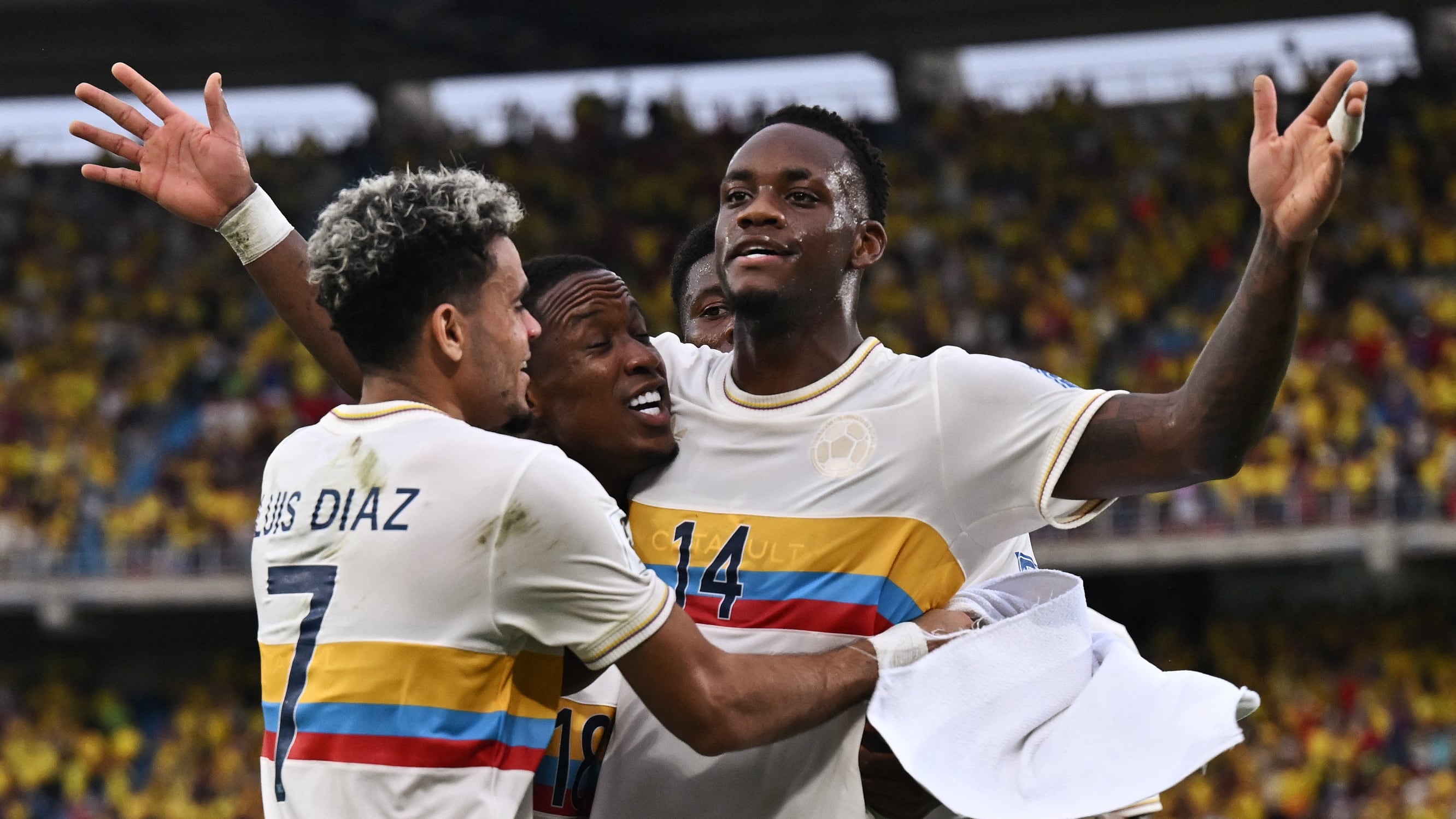 Jhon Durán junto a Luis Sinisterra y Luis Díaz, tras anotar el tercer gol de Colombia ante Chile.