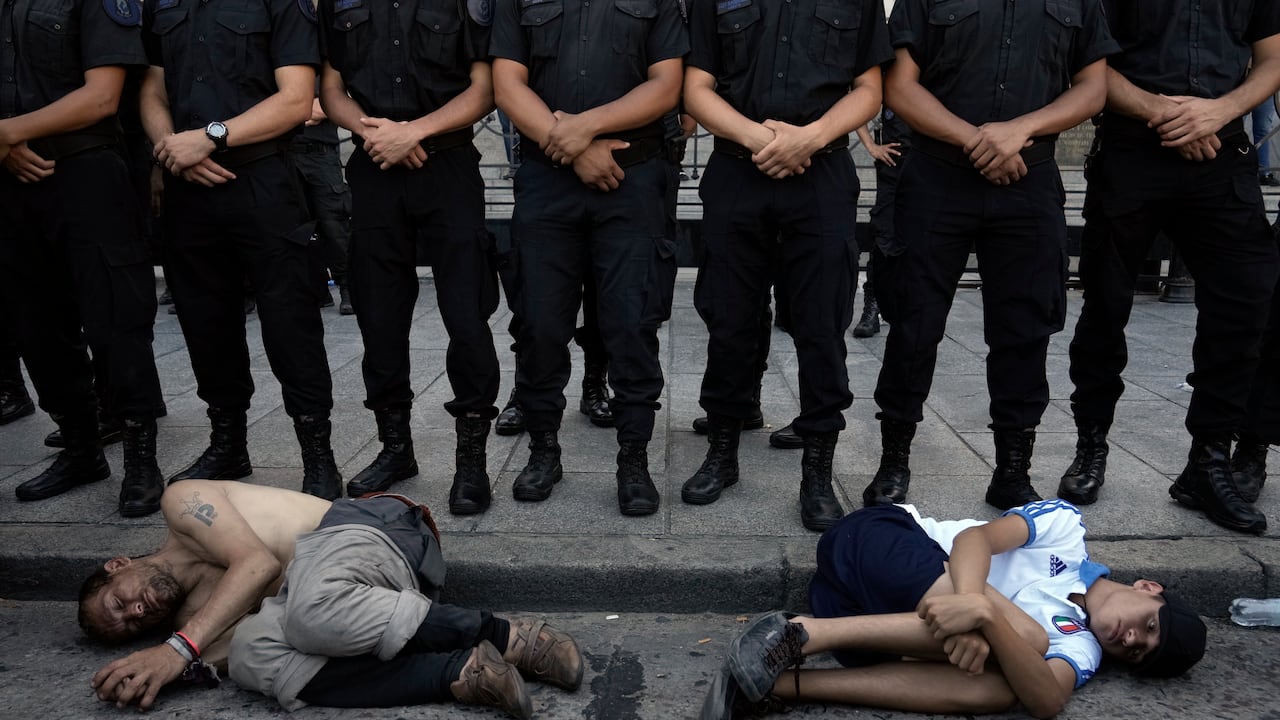 La Policía forma un cordón en los perímetros del Congreso mientras los manifestantes yacen a sus pies durante una manifestación como parte de un paro nacional para protestar por las reformas económicas y laborales propuestas por el presidente argentino Javier Milei, en Buenos Aires, Argentina, el miércoles 24 de enero. 2024.