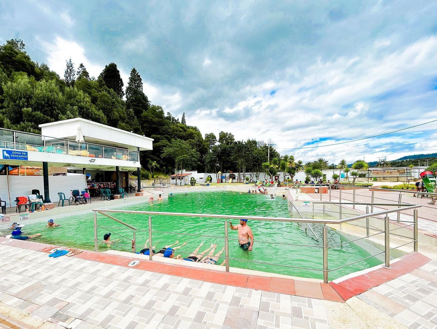 El Parque Termal Paipa opera de lunes a domingo, entre las 6:00 a.m. y las 9:00 p.m. Su aforo máximo es de mil personas por hora.