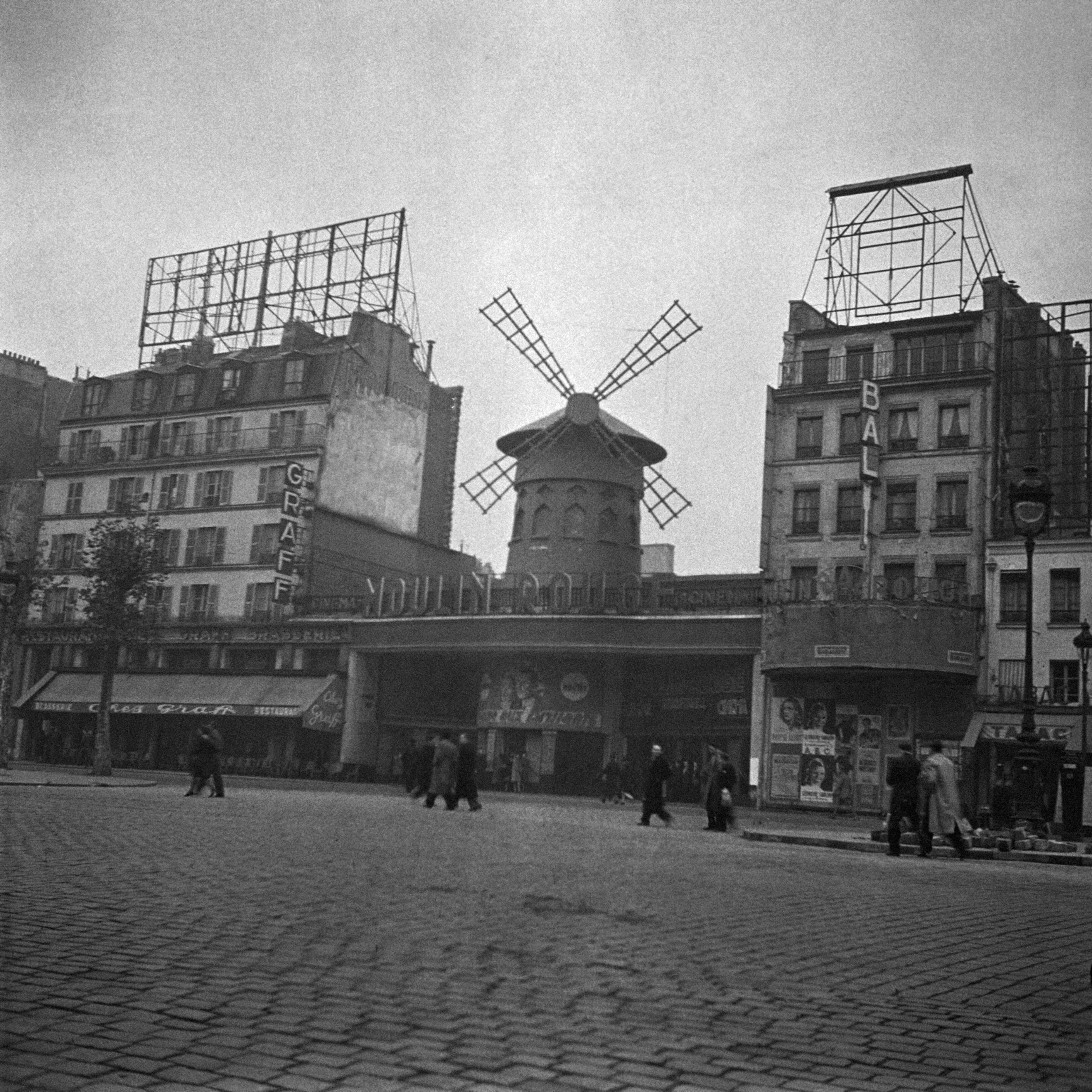 Este establecimiento, que cumplirá 135 años el próximo 6 de octubre, está situado a los pies de la turística colina de Montmartre, en el norte de París, y en el corazón del animado barrio de Pigalle.