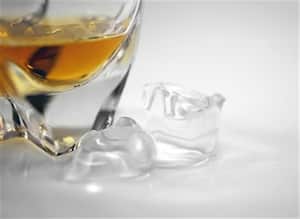 Los expertos aseguran que el whisky debe tomarse con un poco de agua.