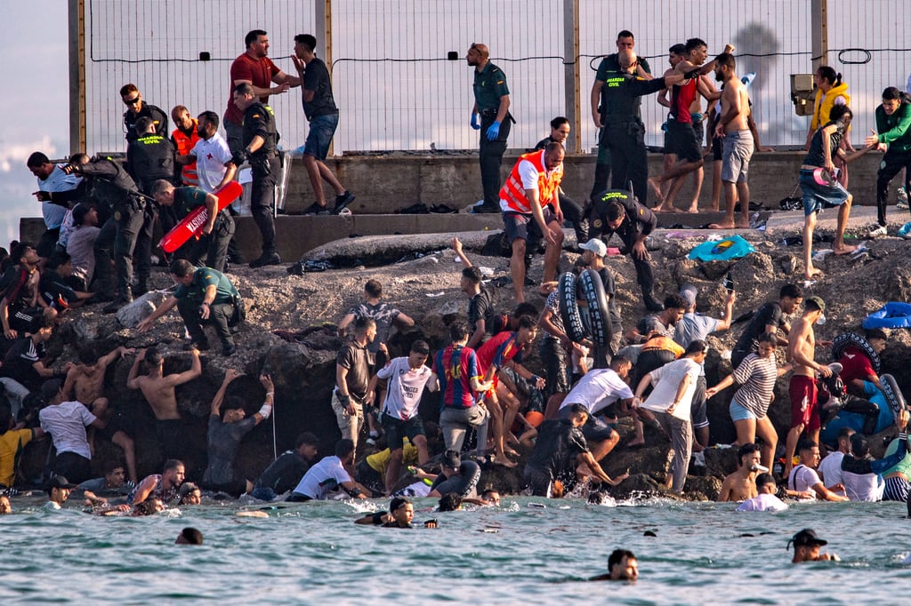 Migrantes intentan cruzar desde Marruecos hacia el enclave español de Ceuta, el jueves 30 de julio de 2026. (Foto AP/Antonio Sempere)