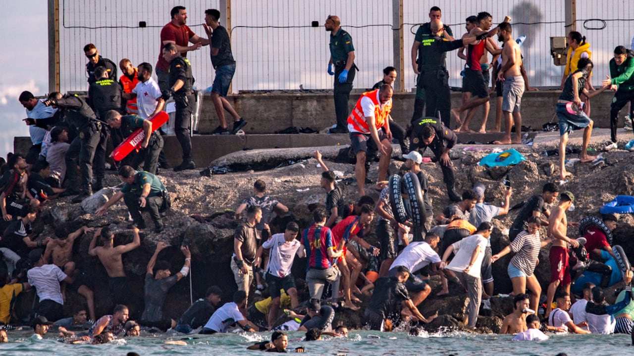 Migrantes intentan cruzar desde Marruecos hacia el enclave español de Ceuta, el jueves 30 de julio de 2026. (Foto AP/Antonio Sempere)