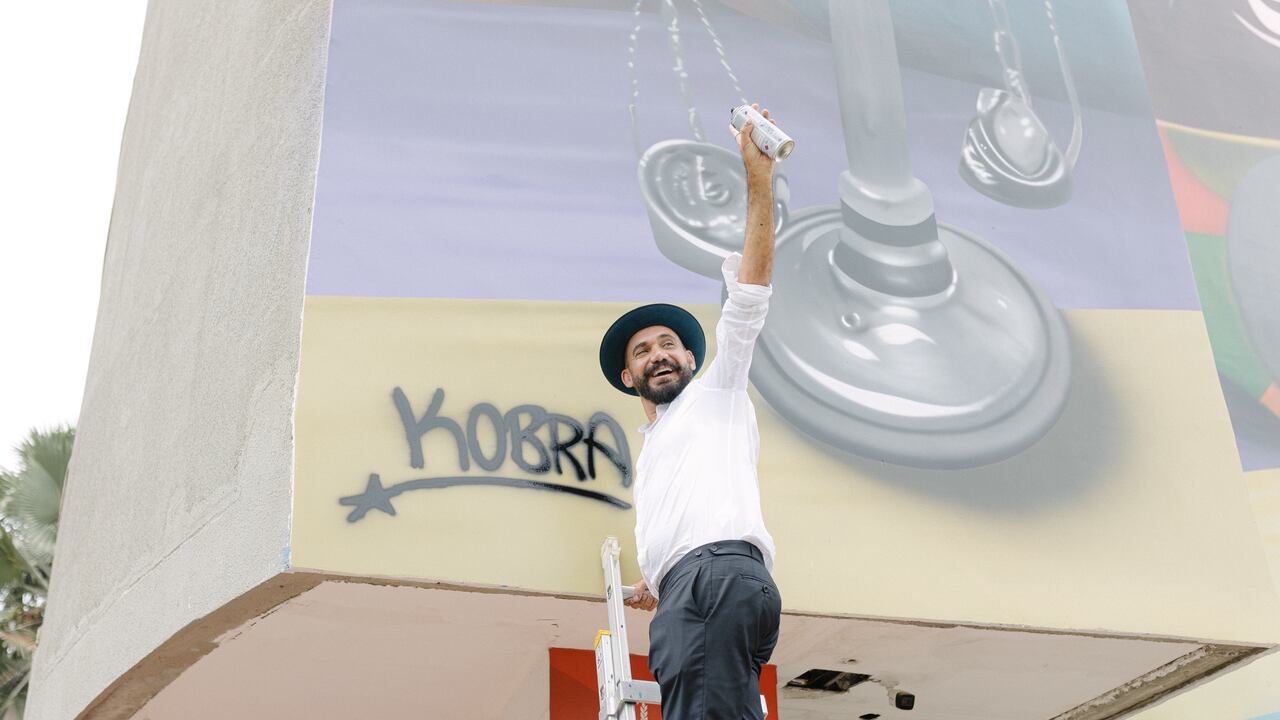 El muralista Kobra pasó por Montería, donde dejó su primera obra en Colombia, un homenaje al científico Elías Bechara Zainúm (1920-2013) y a la educadora Saray Castilla de Bechara (1929-2018), pareja que en la educación de la gente vio una prioridad y una oportunidad de construir paz. Fundaron la Universidad del Sinú hace 50 años.