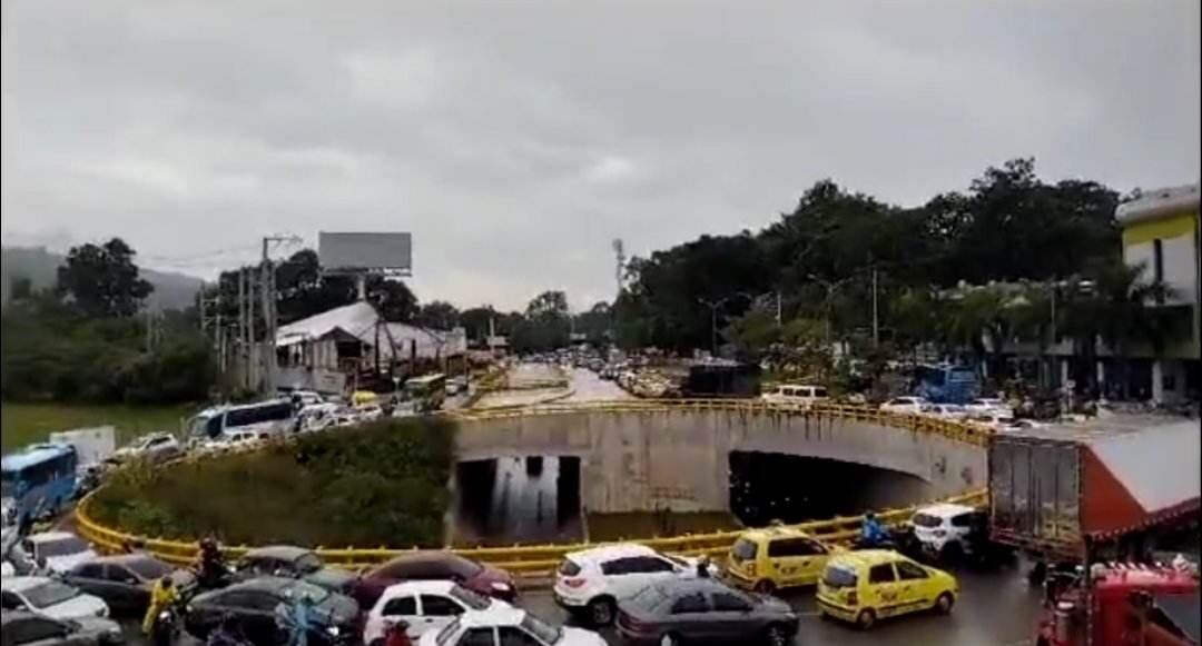 Varias rutas del Metrolínea presenta retrasos.