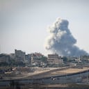 En varias zonas de la Franja de Gaza solamente se pueden ver cortinas de humo, debido a los bombardeos israelíes.