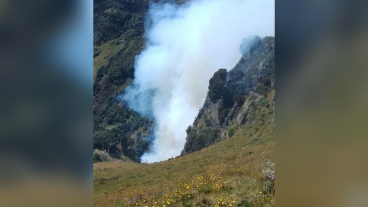 Los organismos de emergencia atienden el fuerte incendio.