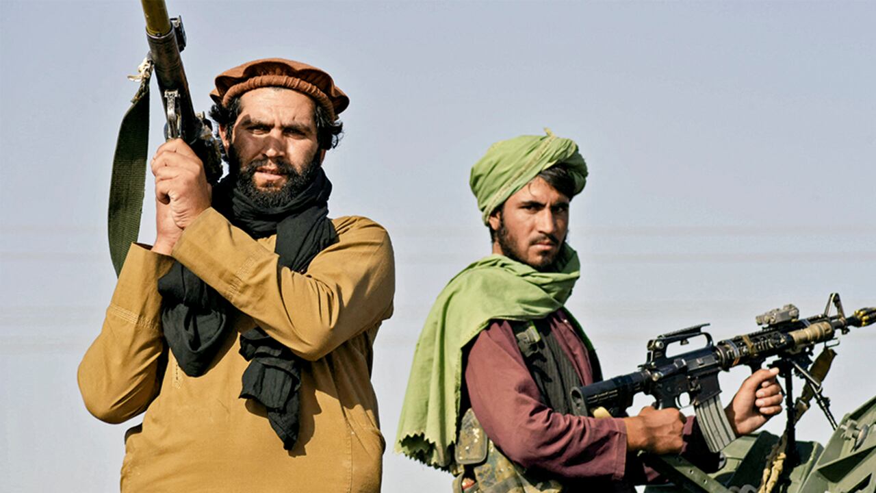 Miles de armas y equipo estadounidense cayó en manos de los talibanes que ahora están mejor armados que nunca. Foto: AFP