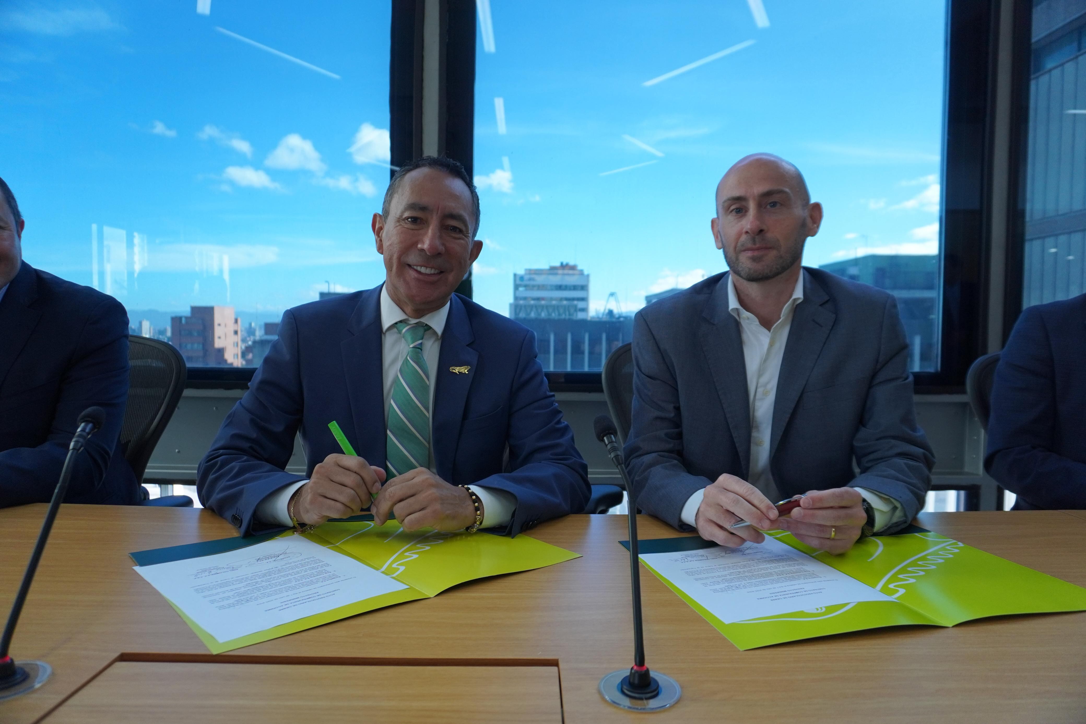 Presidente de Ecopetrol, Ricardo Roa Barragán, y Francesco Bertoli, gerente general de Enel Colombia  durante la firma del acuerdo.