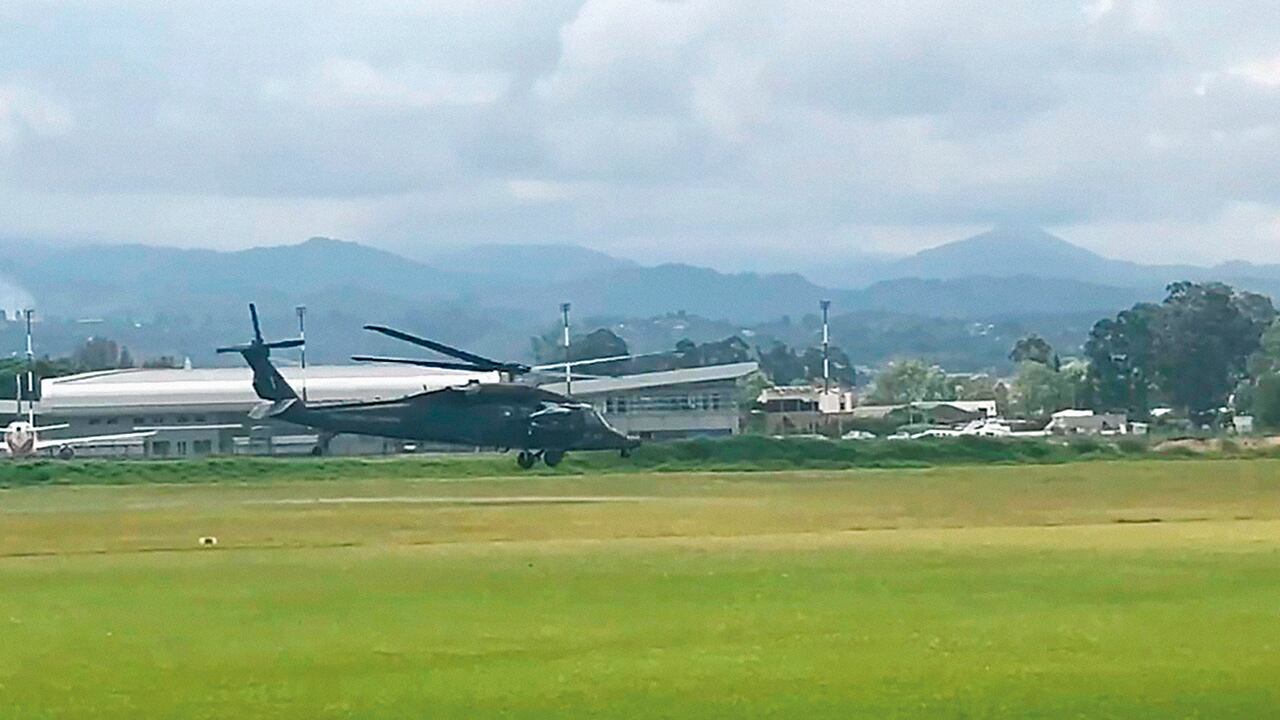  Las comunidades, dialogando con los militares en la zona donde fue capturado el presunto traficante de cocaína en El Plateado, Cauca.