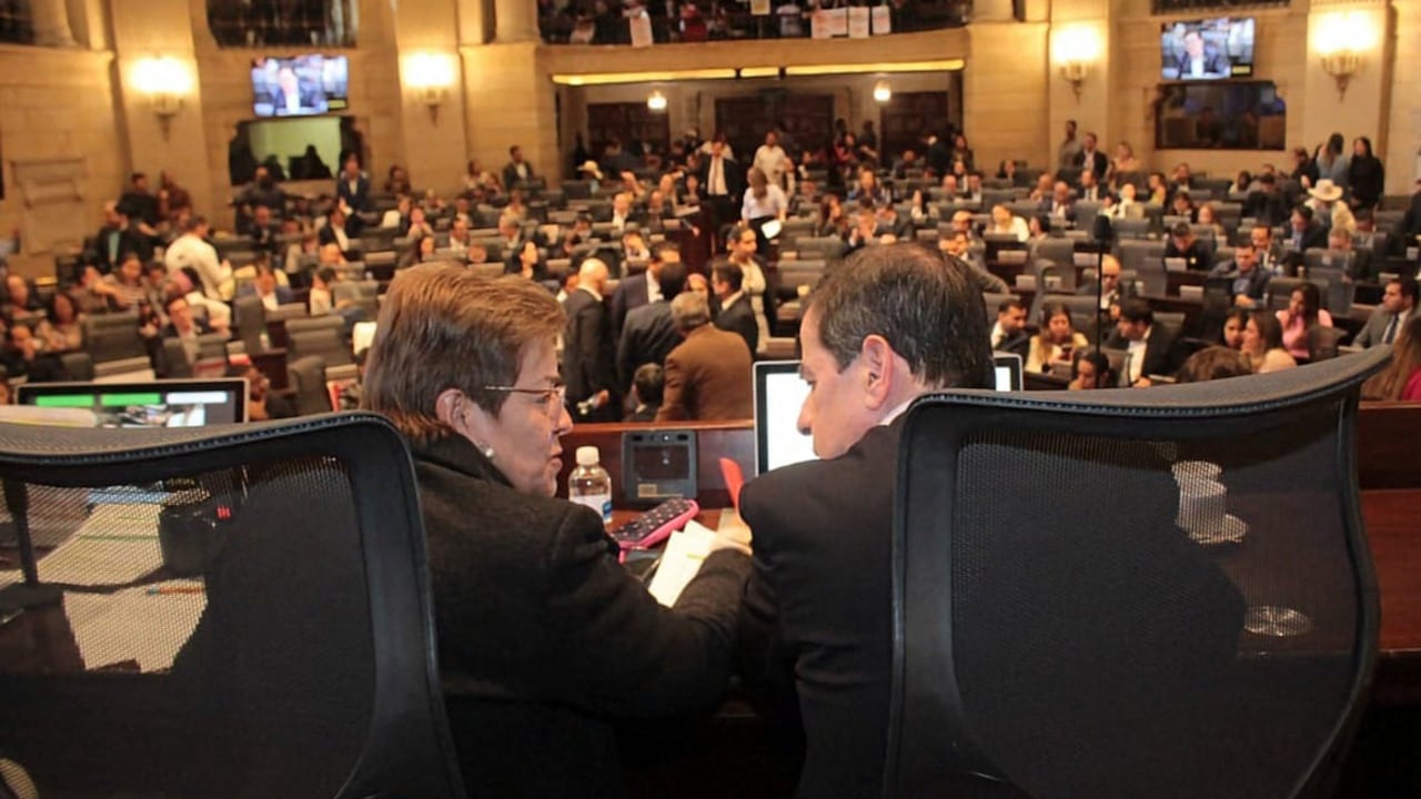 Ministra del Trabajo, Gloria Inés Ramírez, y Juan Fernando Cristo, ministro del Interior.