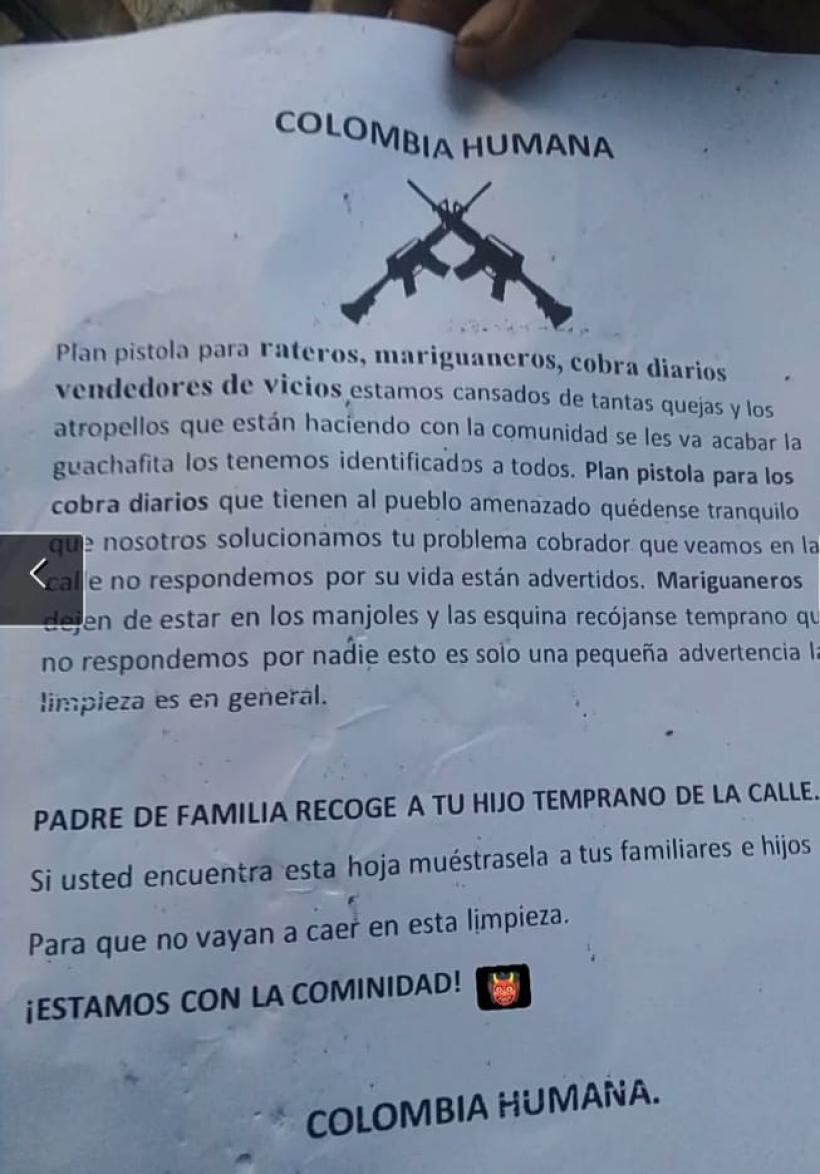 Este panfleto fue dejado al lado de los cuerpos