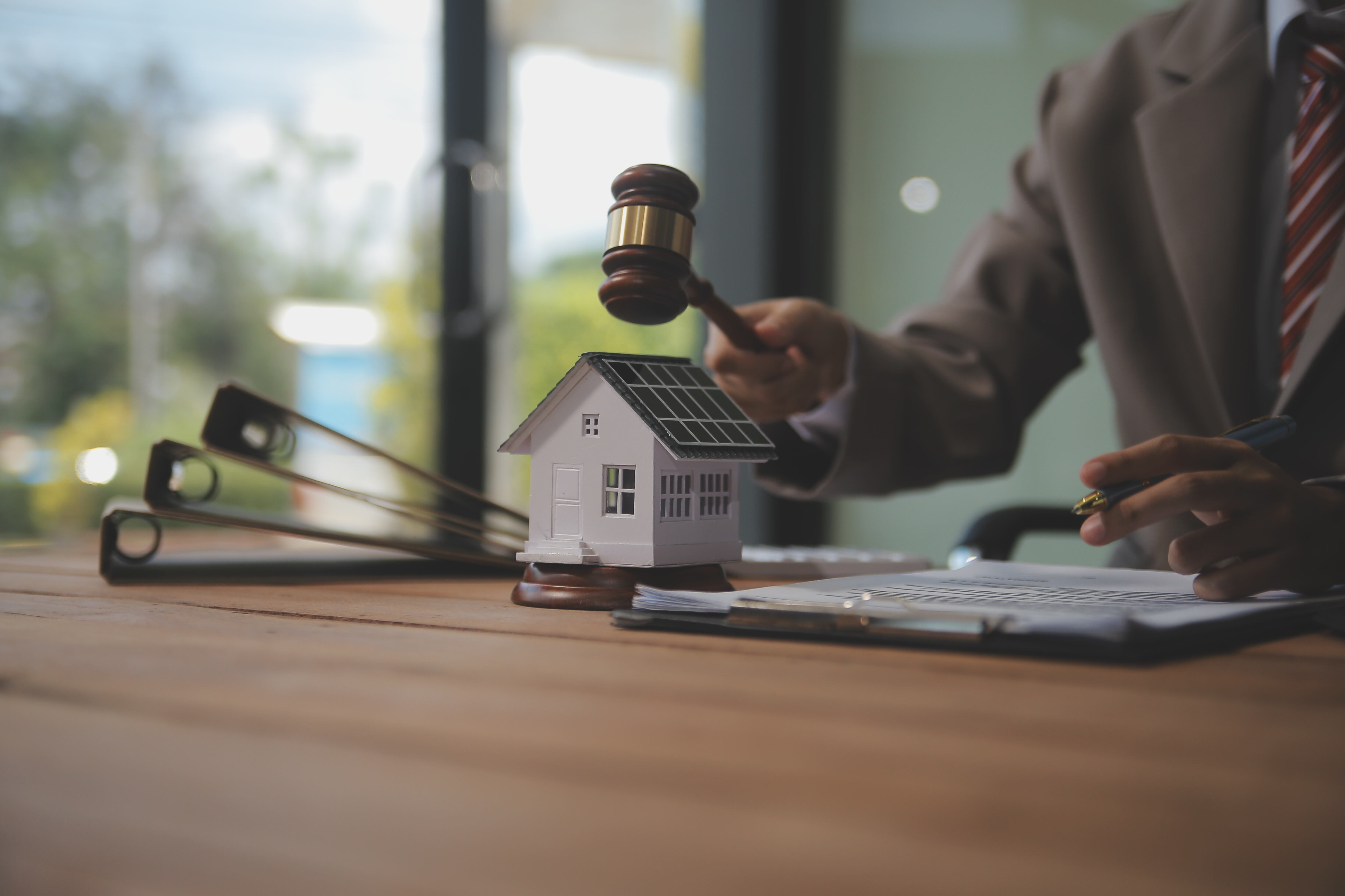 Antes de ejecutar cualquier medida de embargo, la entidad realiza una serie de notificaciones formales. Entre ellas se invita al contribuyente a ponerse al día con sus obligaciones o a acercarse a las oficinas para establecer un plan de pago.