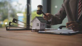 Antes de ejecutar cualquier medida de embargo, la entidad realiza una serie de notificaciones formales. Entre ellas se invita al contribuyente a ponerse al día con sus obligaciones o a acercarse a las oficinas para establecer un plan de pago.