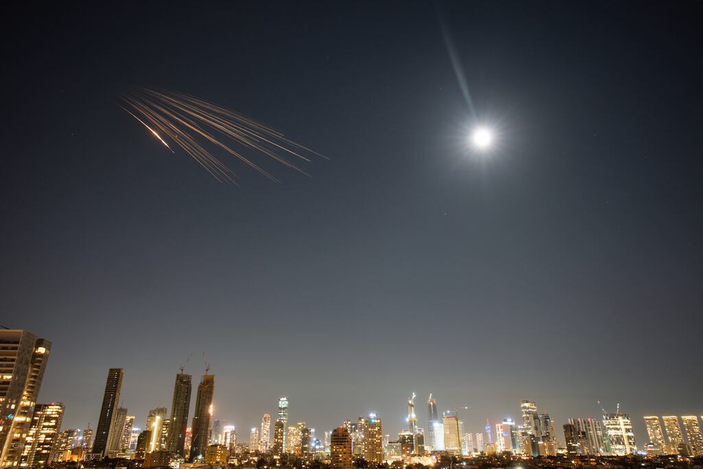 Misiles lanzados desde Irán se ven en el cielo sobre el centro de Israel, el jueves 5 de marzo de 2026. (Foto AP/Ohad Zwigenberg)