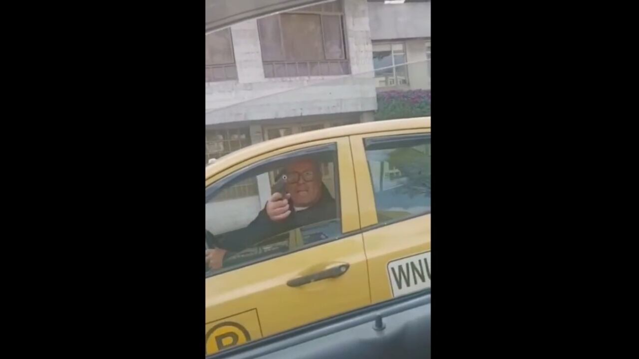 Momento exacto en que el taxista apunta el arma.
