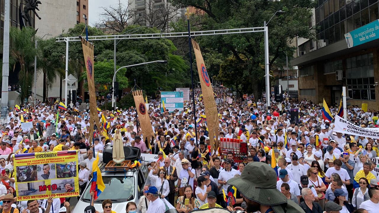 Masiva asistencia de manifestantes en Medellín. Los participantes salieron en rechazo del Gobierno del presidente Gustavo Petro, así como de la administración del alcalde Daniel Quintero.