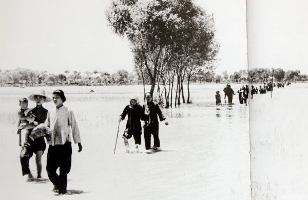 China, cerca de Zhengzhou. Junio o julio de 1938. Durante la guerra sino-japonesa, Chiang Kai Shek, líder máximo de la República de China, ordenó destruir los diques que sostenían el río Amarillo para retrasar la avanzada de los japoneses hacia Zhengzhou, una ciudad clave, pues era el punto de intersección de las principales vías del ferrocarril chino. Se inundaron 11 ciudades, 4.000 aldeas y los cultivos 4 provincias. Unas dos millones de personas quedaron desplazadas. La inundación solo retuvo a los japoneses temporalmente.