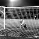 El tiro decisivo en el duelo por penales el 20 de junio de 1976 en Belgrado en la final del Campeonato de Europa entre la selección alemana de fútbol y CSSR con un marcador de 2:2 después de 90 minutos y tiempo extra: el portero de Munich Sepp Maier (frente) es derrotado por CSSR centrocampista Antonin Panenka cargado helado. Panenka levanta suavemente el balón retrasado por encima de Maier hacia el centro de la portería. El CSSR es el ganador 5:3. (Foto de Karl Schnörrer/Picture Alliance vía Getty Images)