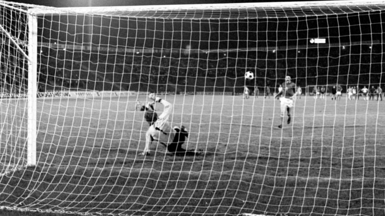 El tiro decisivo en el duelo por penales el 20 de junio de 1976 en Belgrado en la final del Campeonato de Europa entre la selección alemana de fútbol y CSSR con un marcador de 2:2 después de 90 minutos y tiempo extra: el portero de Munich Sepp Maier (frente) es derrotado por CSSR centrocampista Antonin Panenka cargado helado. Panenka levanta suavemente el balón retrasado por encima de Maier hacia el centro de la portería. El CSSR es el ganador 5:3. (Foto de Karl Schnörrer/Picture Alliance vía Getty Images)