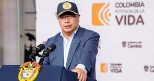 La consejera Sandra Ortiz salió de su cargo en la noche de este viernes. Hay expectativa sobre si Petro tomará decisiones frente a otros ministros salpicados en el escándalo, al igual que Carlos Ramón González, uno de sus hombres de confianza.