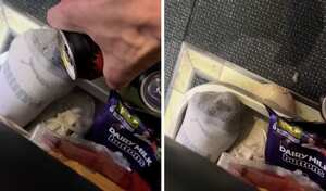 Momento en el que pasajero le moja los pies a otro por molestarlo e invadir su espacio