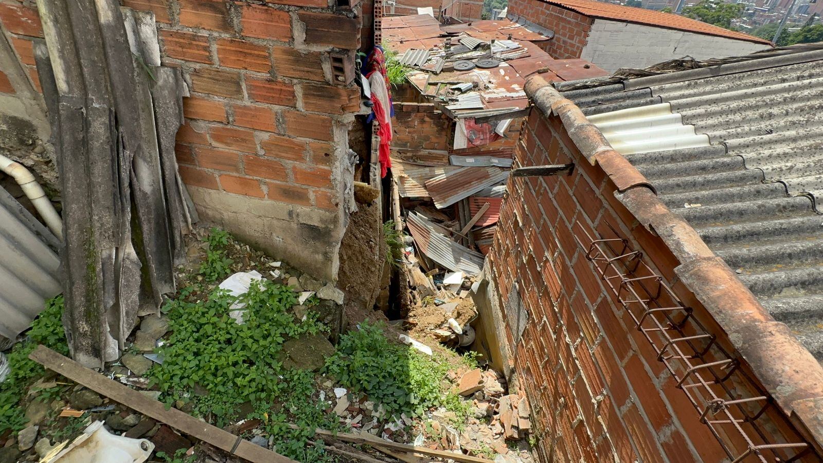 Casa caída en el barrio El Pinal, oriente de Medellín.