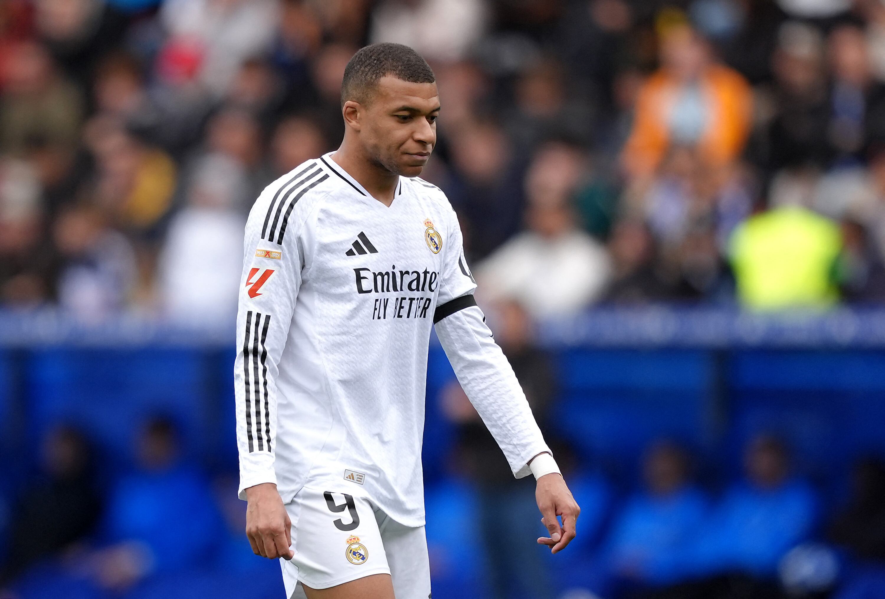 VITORIA-GASTEIZ, SPAIN - APRIL 13: Kylian Mbappe of Real Madrid leaves the pitch after receiving a red card during the LaLiga match between Deportivo Alaves and Real Madrid CF at Estadio de Mendizorroza on April 13, 2025 in Vitoria-Gasteiz, Spain. (Photo by Juan Manuel Serrano Arce/Getty Images) (Photo by Juan Manuel Serrano Arce / GETTY IMAGES EUROPE / Getty Images via AFP