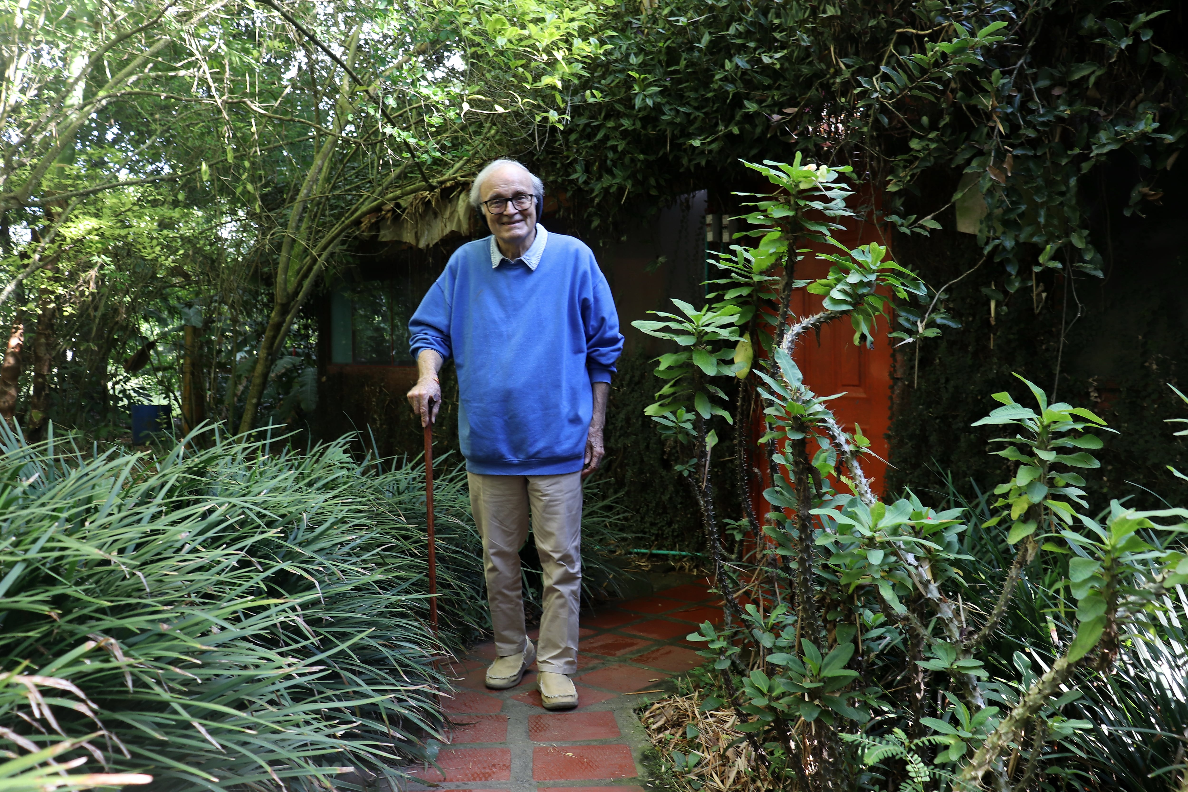 Gustavo Álvarez Gardeazabal escritor colombiano en su finca El Porce en Tuluá Valle.
