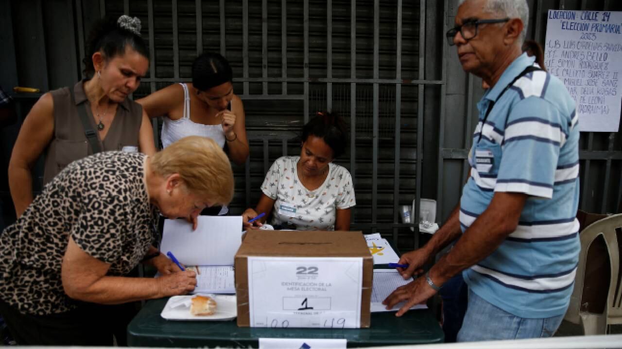 Los venezolanos votan en las primarias de la oposición.