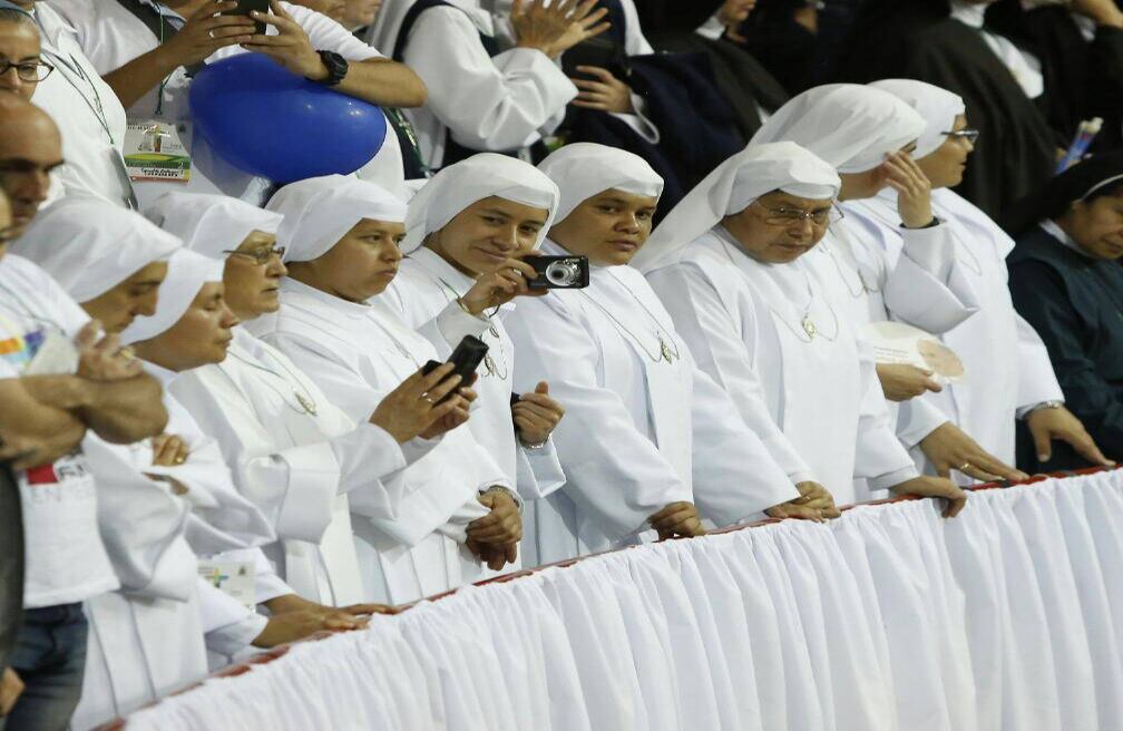  Monjas, en la Plaza de Toros La Macarena, que esperaron desde la mañana la llegada del papa Francisco. Foto: Guillermo Torres// SEMANA. 