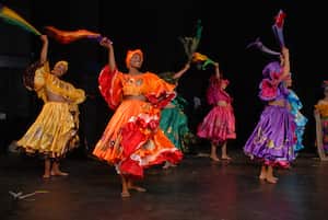 El Ballet Nacional comenzó en 1955 como el Ballet Folclórico de Sonia Osorio.