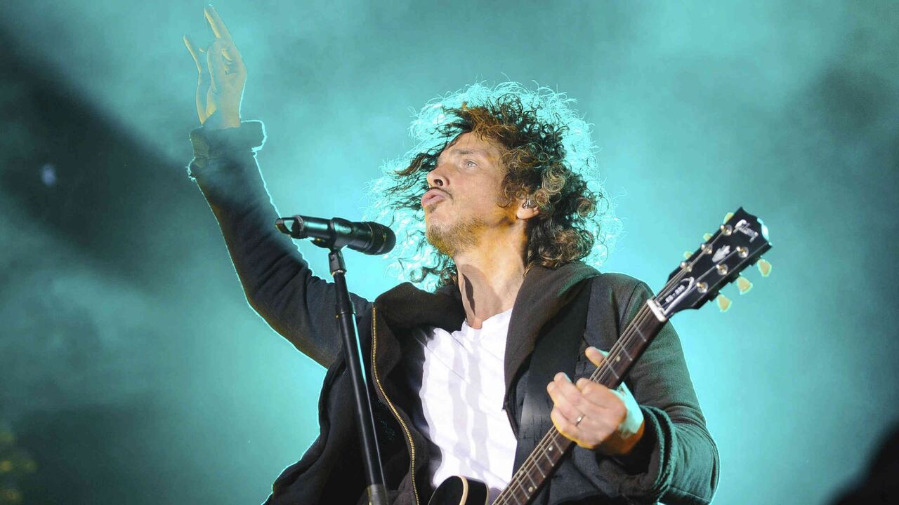 Cornell nació en Seattle, en el estado de Washington, y comenzó en el mundo de la música con 7 años cuando se aficionó a tocar el piano.