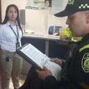 Policía lee los derechos de captura de un extranjero por delitos de abuso sexual contra menores de edad en Medellín.