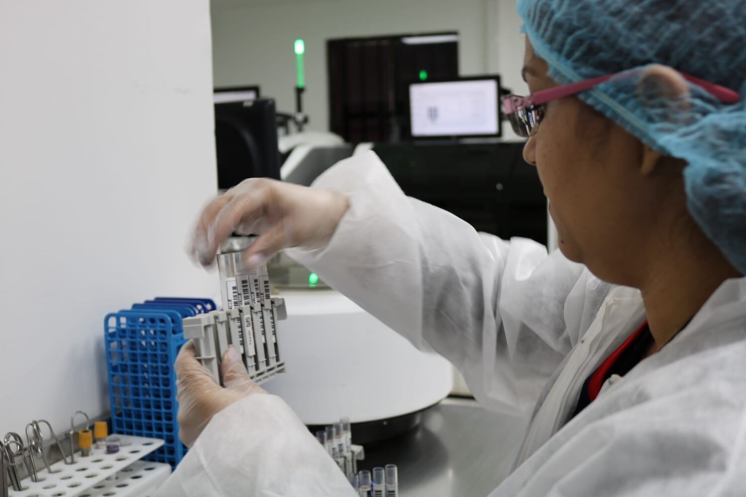 Andrea Troncoso, profesional de sala de aféresis de la Cruz Roja Valle del Cauca asegura que "es importante la donación de sangre, es un proceso que ayuda a mujeres embarazadas que han perdido mucha sangre durante el parto, a niños y personas que necesitan cirugía”.