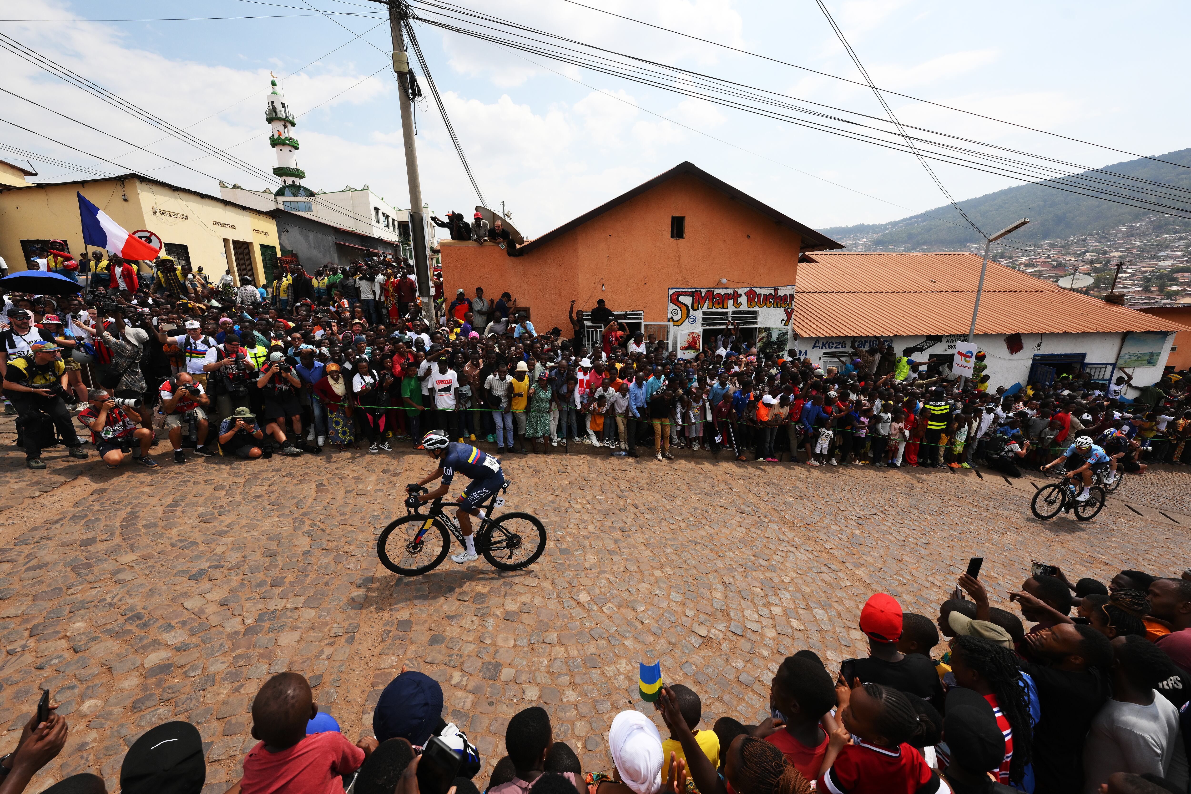 Egan Bernal durante una de las escaladas del la prueba élite masculina del Mundial de Ciclismo.