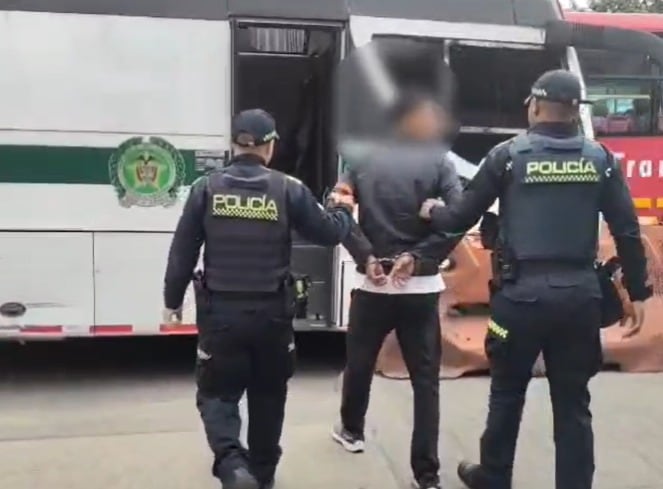 Policía de Bogotá captura a hombre con bazuco y celular hurtado en San Bernardo