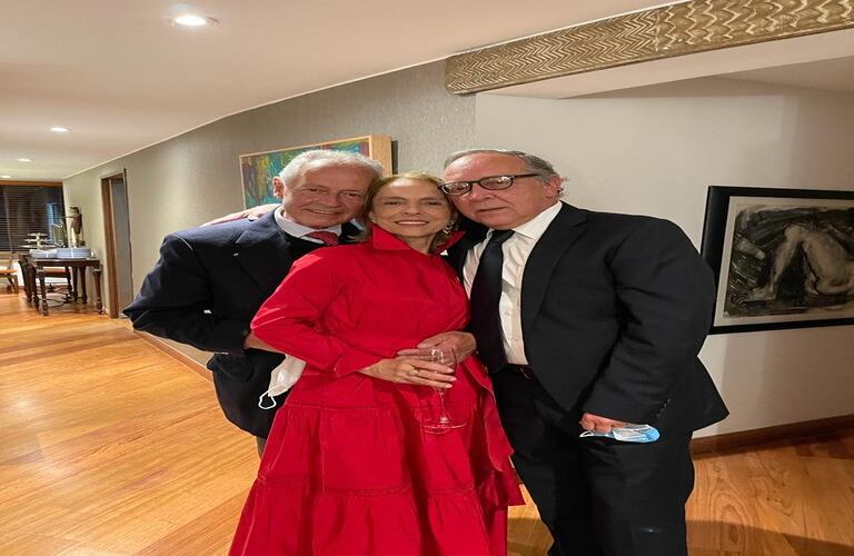 Juliana Márquez junto a sus hermanos Augusto y Hernando Márquez Tono.